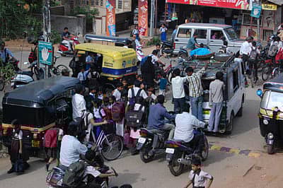 ಚಿತ್ರದುರ್ಗದ ಗಾಯತ್ರಿ ವೃತ್ತದ ಬಳಿ ಶಾಲೆ ಬಿಟ್ಟ ಸಮಯದಲ್ಲಿ ಉಂಟಾಗುವ ಸಂಚಾರ ದಟ್ಟಣೆ ದೃಶ್ಯ.