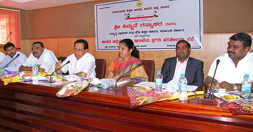 ಪ್ರಾಥಮಿಕ ಮತ್ತು ಪ್ರೌಢಶಿಕ್ಷಣ ಸಚಿವ ಕಿಮ್ಮನೆ ರತ್ನಾಕರ ಸೋಮವಾರ ಹಾಸನ ಜಿಲ್ಲಾ ಪಂಚಾಯಿತಿ ಸಭಾಂಗಣದಲ್ಲಿ ಇಲಾಖೆಯ ಪ್ರಗತಿ ಪರಿಶೀಲನೆ ನಡೆಸಿದರು. ಯು.ಪಿ. ಸಿಂಗ್‌, ಕೆ.ಎಂ. ಶಿವಲಿಂಗೇಗೌಡ, ಅಂಬಿಕಾ ರಾಮಕೃಷ್ಣ, ವಿ. ಅನ್ಬುಕುಮಾರ್‌ ಹಾಗೂ ಸಿ.ಎನ್‌. ಬಾಲಕೃಷ್ಣ ಇದ್ದಾರೆ.