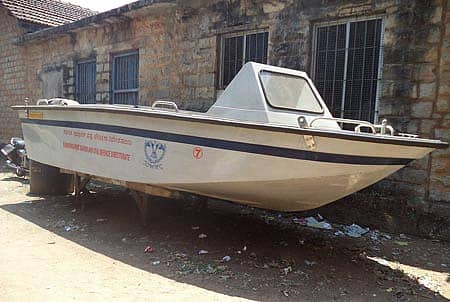 ಕಾರವಾರದ ಹಳೆ ಎಸ್ಪಿ ಕಚೇರಿ ಆವರಣದಲ್ಲಿ ಉಪಯೋಗಕ್ಕೆ ಬಾರದೆ ನಿಂತಿರುವ ಯಾಂತ್ರೀಕೃತ ದೋಣಿ.