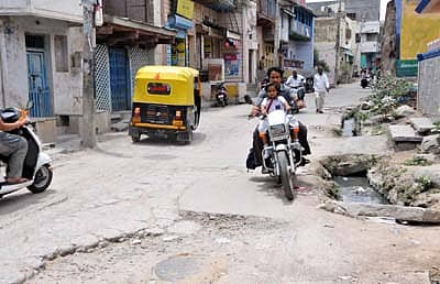 ರಾಯಚೂರು ಗಾಜಗಾರಪೇಟೆಯ ಮುಖ್ಯ ರಸ್ತೆಯಲ್ಲಿ ತಗ್ಗು ಗುಂಡಿಬಿದ್ದಿರುವುದು