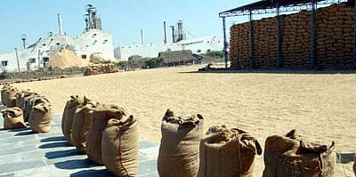 ಸಿರುಗುಪ್ಪದಲ್ಲಿ ಅಕ್ಕಿ ಗಿರಣಿ ಮಾಲಿಕರು ಸೋಮವಾರದಿಂದ ಮುಷ್ಕರ ಆರಂಭಿಸಿದ ಪರಿಣಾಮ ಅಕ್ಕಿ ಗಿರಣಿಯಲ್ಲಿ ಮಾರಾಟಕ್ಕೆ ಹೋಗ ಬೇಕಾದ ಅಕ್ಕಿ ದಾಸ್ತಾನು ಇರುವುದು.