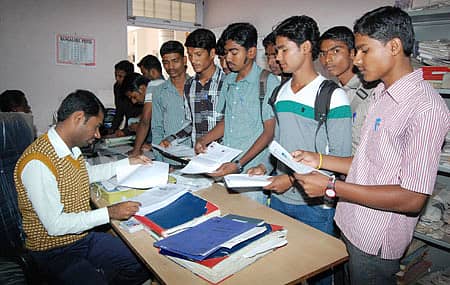 ವಿಜಾಪುರದ ಸರ್ಕಾರಿ ಪ್ರಥಮ ದರ್ಜೆ ಪದವಿ ಕಾಲೇಜಿನಲ್ಲಿ ಪದವಿ ಕೋರ್ಸ್ಗಳ ಪ್ರಥಮ ಸೆಮಿಸ್ಟರ್ಗೆ ಪ್ರವೇಶ ಪಡೆಯಲು ಸರದಿ ಸಾಲಿನಲ್ಲಿ ನಿಂತಿರುವ ವಿದ್ಯಾರ್ಥಿಗಳು.