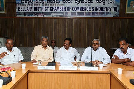 ಬಳ್ಳಾರಿಯ ಜಿಲ್ಲಾ ವಾಣಿಜ್ಯ ಮತ್ತು ಕೈಗಾರಿಕಾ ಸಂಸ್ಥೆಯು ಬುಧವಾರ ಏರ್ಪಡಿಸಿದ್ದ ಸಭೆಯಲ್ಲಿ ಕೊಪ್ಪಳ ಸಂಸದ ಶಿವರಾಮೇ ಗೌಡ ಅವರೊಂದಿಗೆ ರೈಲು ಸಮಸ್ಯೆಗಳ ಕುರಿತು ಚರ್ಚಿಸಲಾಯಿತು. ಸಂಸ್ಥೆಯ ಕೌಡಕಿ ಉಮಾಪತಪ್ಪ, ವಿ.ರವಿಕುಮಾರ್ ಮತ್ತಿತರರು ಚಿತ್ರದಲ್ಲಿದ್ದಾರೆ.