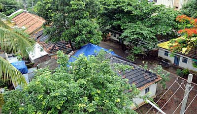 ಪೊಲೀಸ್ ವಸತಿ ಗೃಹಗಳ ಮೇಲ್ಛಾವಣಿಗೆ ಪ್ಲಾಸ್ಟಿಕ್ ಹೊದಿಸಲಾಗಿದೆ. ಚಿತ್ರಗಳು: ಅನೂಪ್ ಆರ್.ತಿಪ್ಪೇಸ್ವಾಮಿ