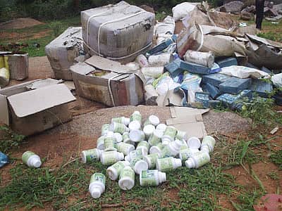 ಕುಷ್ಟಗಿ ತಾಲ್ಲೂಕಿನ ಹಿರೇಬನ್ನಿಗೋಳ ಗ್ರಾಮದ ತೋಟದಲ್ಲಿ ಕೃಷಿ ಇಲಾಖೆಗೆ ಸೇರಿದ ಔಷಧ ಇತರೆ ಸಾಮಗ್ರಿಗಳನ್ನು ಬೇಕಾಬಿಟ್ಟಿಯಾಗಿ ಎಸೆದಿರುವುದು ಬುಧವಾರ ಕಂಡುಬಂದಿತು