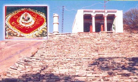 ಮುಂಡರಗಿ ಕನಕರಾಯನ ಗುಡ್ಡದಲ್ಲಿರುವ ಲಕ್ಷ್ಮೀ ಕನಕನರಸಿಂಹ ದೇವಸ್ಥಾನ. (ಒಳ ಚಿತ್ರದಲ್ಲಿ ಲಕ್ಷ್ಮೀ ಕನಕ ನರಸಿಂಹ ದೇವರು).