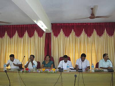 ಪುತ್ತೂರು ತಾಲ್ಲೂಕು ಪಂಚಾಯಿತಿ ಸಭಾಂಗಣದಲ್ಲಿ ಜಿಲ್ಲಾ ಪಂಚಾಯಿತಿ ಅಧ್ಯಕ್ಷ ಕೊರಗಪ್ಪ ನಾಯ್ಕ ಅವರು ಬುಧವಾರ ಗ್ರಾಮ ಪಂಚಾಯಿತಿಗಳ ಪ್ರಗತಿ ಪರಿಶೀಲನೆ ನಡೆಸಿ ಮಾತನಾಡಿದರು.