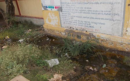 ಸಂತೇಮರಹಳ್ಳಿ ಸಮೀಪದ ತೆಳ್ಳನೂರು ಗ್ರಾಮದ ಸರ್ಕಾರಿ ಹಿರಿಯ ಪ್ರಾಥಮಿಕ ಶಾಲೆಯ ಮುಂಭಾಗ ಚರಂಡಿ ವ್ಯವಸ್ಥೆ ಇಲ್ಲದಿರುವುದು.