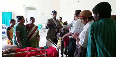 ಚಿಕ್ಕಮಗಳೂರು ಜಿಲ್ಲಾ ಲೋಕಾಯುಕ್ತ ಡಿವೈಎಸ್‌ಪಿ  ಪ್ರಸನ್ನ ವಿ.ರಾಜ್ ಬುಧವಾರ ತರೀಕೆರೆ  ಸಾರ್ವಜನಿಕ ಆಸ್ಪತ್ರೆಗೆ ಭೇಟಿ ನೀಡಿ ಪರಿಶೀಲಿಸಿದರು. ಆಡಳಿತ ವೈದ್ಯ ಮಲ್ಲಿಕಾರ್ಜುನ ಇದ್ದಾರೆ.