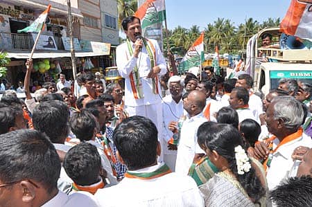 ತೋವಿನಕೆರೆಯಲ್ಲಿ ಸೋಮವಾರ ಭಾರತ್ ನಿರ್ಮಾಣ್ ಪಾದಯಾತ್ರೆಯಲ್ಲಿ ಕಾಂಗ್ರೆಸ್ ಅಭ್ಯರ್ಥಿ ಎಸ್.ಪಿ.ಮುದ್ದೇಹನುಮೇಗೌಡ ಮಾತನಾಡಿದರು.