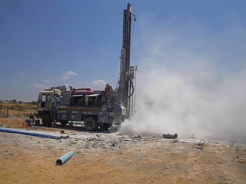 ಹೊಸದುರ್ಗ ತಾಲ್ಲೂಕಿನಲ್ಲಿ ಸಮೃದ್ಧ ಮಳೆಯಾಗದ ಕಾರಣ ತಾಲ್ಲೂಕಿನ ಅನೇಕ ಭಾಗಗಳಲ್ಲಿ ಅಂತರ್ಜಲ ಮಟ್ಟ ಬರಿದಾಗಿದ್ದು 900 ಅಡಿ ಆಳಕ್ಕೆ ಬೋರ್‌ವೆಲ್‌ ಕೊರೆಸಿದರೂ ಸಹ ನೀರಿಲ್ಲದೇ ಬರಿ ದೂಳು ಹೊರಬರುತ್ತಿರುವ ದೃಶ್ಯ