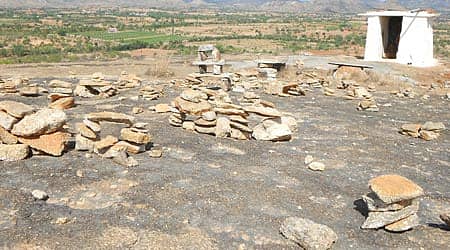 ಹರಕೆ ಈಡೇರಿಕೆಗಾಗಿ ಚಿಕ್ಕಬಳ್ಳಾಪುರ ತಾಲ್ಲೂಕಿನ ಹಿರೇನಾಗವಲ್ಲಿ ಗ್ರಾಮಸ್ಥರು ಸಮೀಪದ ನಾಗವಲ್ಲಿ ಬೆಟ್ಟದ ಮೇಲಿನ ಪುರಾತನ ಮುನೇಶ್ವರಸ್ವಾಮಿ ದೇವಾಲಯದ ಎದುರು ಕಲ್ಲುಗಳನ್ನು ಪೇರಿಸಿಕೊಂಡು ಪುಟ್ಟ ಮನೆಗಳನ್ನು ಕಟ್ಟಿರುವುದು.
