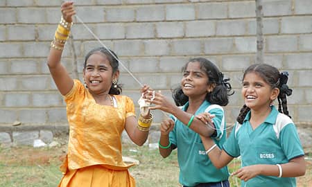 ಚಿಕ್ಕಬಳ್ಳಾಪುರ ತಾಲ್ಲೂಕಿನ ಅಗಲಗುರ್ಕಿ ಗ್ರಾಮದ ಬಿಜಿಎಸ್ ವಸತಿ ಗ್ರಾಮಾಂತರ ಶಾಲೆ ಆವರಣದಲ್ಲಿ ಗುರುವಾರ ನಡೆದ `ಜಾನಪದ ಕಲಾ ಮೇಳ ಮತ್ತು ಗಾಳಿಪಟ ಉತ್ಸವ'ದಲ್ಲಿ ಪಾಲ್ಗೊಂಡಿದ್ದ ಬಾಲಕಿಯರು.