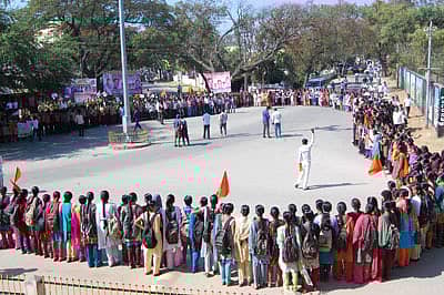 ಚಿತ್ರದುರ್ಗದಲ್ಲಿ ಬುಧವಾರ ವೃತ್ತಿ ಶಿಕ್ಷಣ ಪ್ರವೇಶ 2006ರ ಕಾಯ್ದೆ ಅನುಷ್ಠಾನ ವಿರೋಧಿಸಿ ಮಾನವ ಸರಪಳಿ ನಿರ್ಮಿಸುವ  ಮೂಲಕ ಅಖಿಲ ಭಾರತೀಯ ವಿದ್ಯಾರ್ಥಿ ಪರಿಷತ್‌ ಕಾರ್ಯಕರ್ತರು ಹಾಗೂ ವಿವಿಧ ಕಾಲೇಜುಗಳ ವಿದ್ಯಾರ್ಥಿಗಳು ಪ್ರತಿಭಟನೆ ನಡೆಸಿದರು.