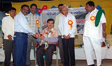 ಹೊಸಪೇಟೆಯ ಟಿ.ಬಿ.ಡ್ಯಾಂ. ಸರ್ಕಾರಿ ಪದವಿಪೂರ್ವ ಕಾಲೇಜಿನಲ್ಲಿ ಆಯೋಜಿಸಿದ್ದ ವಾರ್ಷಿಕ ಪ್ರತಿಭಾ ಪುರಸ್ಕಾರ ಸಮಾರಂಭದಲ್ಲಿ ತುಂಗಭದ್ರಾ ಮಂಡಳಿಯ ಕಾರ್ಯದರ್ಶಿ ಡಿ.ರಂಗಾರೆಡ್ಡಿ ಅವರನ್ನು ಸನ್ಮಾನಿಸಲಾಯಿತು