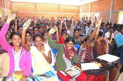 ಸ್ಪರ್ಧಾತ್ಮಕ ಪರೀಕ್ಷೆಗಳ ಕುರಿತು ಅಖಿಲ ಭಾರತ ದಲಿತ ಕ್ರಿಯಾ ಸಮಿತಿಯು ಕೋಲಾರದಲ್ಲಿ ಬುಧವಾರ ಏರ್ಪಡಿಸಿದ್ದ ತರಬೇತಿ ಕಾರ್ಯಾಗಾರದಲ್ಲಿ ಪಾಲ್ಗೊಂಡ ಯುವಕ– ಯುವತಿಯರು ಐಎಎಸ್ ಪರೀಕ್ಷೆಗೆ ಹಾಜರಾಗುವ ಆಕಾಂಕ್ಷೆಯನ್ನು ವ್ಯಕ್ತಪಡಿಸಿದರು.