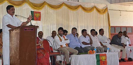 ಮಡಿಕೇರಿಯ ಕೊಡವ ಸಮಾಜದಲ್ಲಿ ಮಂಗಳವಾರ ನಡೆದ ಮಡಿಕೇರಿ ತಾಲ್ಲೂಕು ಬಿಜೆಪಿ ಕಾರ್ಯಕರ್ತರ ಸಭೆಯಲ್ಲಿ ಶಾಸಕ ಕೆ.ಜಿ.ಬೋಪಯ್ಯ ಮಾತನಾಡಿದರು. ಲೋಕಸಭಾ ಅಭ್ಯರ್ಥಿ ಪ್ರತಾಪಸಿಂಹ, ಜಿಲ್ಲಾ ಬಿಜೆಪಿ ಅಧ್ಯಕ್ಷ ಸುಜಾ ಕುಶಾಲಪ್ಪ, ಮಡಿಕೇರಿ ತಾಲ್ಲೂಕು ಬಿಜೆಪಿ ಅಧ್ಯಕ್ಷ ತಳೂರು ಕಿಶೋರ್ಕುಮಾರ್, ರಾಜ್ಯ ಕಾರ್ಯಕಾರಿಣಿ ಸಮಿತಿ ಸದಸ್ಯ ಸುನೀಲ್ ಸುಬ್ರಮಣಿ, ಮಾಜಿ ಶಾಸಕ ಎಸ್.ಜಿ.ಮೇದಪ್ಪ, ನಾಪಂಡ ರವಿಕಾಳಪ್ಪ, ರಾಜಾರಾವ್ ಇದ್ದಾರೆ.