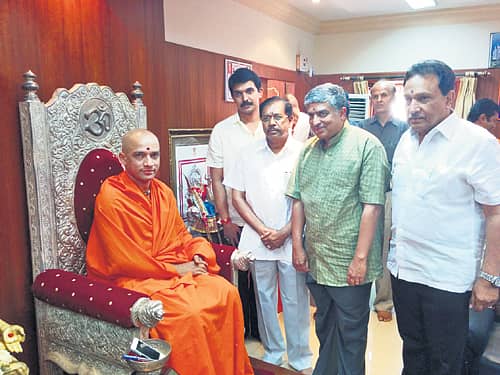 ಬೆಂಗಳೂರು ದಕ್ಷಿಣ ಲೋಕಸಭಾ ಕ್ಷೇತ್ರದ ಕಾಂಗ್ರೆಸ್ ಅಭ್ಯರ್ಥಿ ನಂದನ್ ನಿಲೇಕಣಿ ಅವರು ಸೋಮವಾರ ನಾಗಮಂಗಲದ ಆದಿಚುಂಚನಗಿರಿ ಮಠಕ್ಕೆ ತೆರಳಿ ನಿರ್ಮಲಾನಂದನಾಥ ಸ್ವಾಮೀಜಿ ಅವರನ್ನು ಭೇಟಿ ಮಾಡಿದರು. ಕೆಪಿಸಿಸಿ ಅಧ್ಯಕ್ಷ ಡಾ.ಜಿ.ಪರಮೇಶ್ವರ್, ಶಾಸಕರಾದ ಪ್ರಿಯಕೃಷ್ಣ, ಎಂ.ಕೃಷ್ಣಪ್ಪ ಅವರೂ ಜೊತೆಗಿದ್ದರು