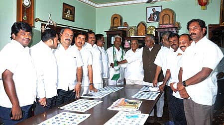 ತುಮಕೂರಿನಲ್ಲಿ ಮಂಗಳವಾರ ಲೋಕಸಭಾ ಕ್ಷೇತ್ರದ ಅಭ್ಯರ್ಥಿ ಎ.ಕೃಷ್ಣಪ್ಪ ಸಭೆ ನಡೆಸಿದರು. ಮಾಜಿ ಶಾಸಕ ಬಿ.ಸಿ.ಗೌರಿಶಂಕರ್, ಶಾಸಕರಾದ ಸುರೇಶ್ ಬಾಬು, ಸುಧಾಕರ್ ಲಾಲ್, ಎಂ.ಟಿ.ಕೃಷ್ಣಪ್ಪ, ಮಾಜಿ ಸಚಿವ ಸಿ.ಚೆನ್ನಿಗಪ್ಪ, ಎಸ್.ಆರ್.ಶ್ರೀನಿವಾಸ್, ಮುಖಂಡ ವೀರಭದ್ರಯ್ಯ ಇದ್ದಾರೆ.