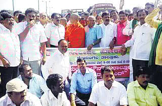 ನೆಲಮಂಗಲ ಪಟ್ಟಣಕ್ಕೆ ಶಾಶ್ವತ ಕುಡಿಯುವ ನೀರುಪೂರೈಕೆಗೆ ಜಿ.ಎಸ್.ಪರಮಶಿವಯ್ಯ ಅವರ ವರದಿಯನ್ನು ಯಥಾವತ್ತಾಗಿ ಜಾರಿಗೆ ತರಬೇಕೆಂದು ಒತ್ತಾಯಿಸಿ ಗುರುವಾರ ನಡೆಸಿದ ಪ್ರತಿಭಟನೆಯಲ್ಲಿ   ಸಾರ್ವಜನಿಕರು ಪಾಲ್ಗೊಂಡಿದ್ದರು