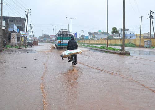 ಬೀದರ್ನ ಕಮಠಾಣಾ ರಸ್ತೆಯಲ್ಲಿ ಕೇಂದ್ರಿಯ ವಿದ್ಯಾಲಯ ಬಳಿ ಶುಕ್ರವಾರ ಸುರಿದ ಮಳೆಯಿಂದಾಗಿ ರಸ್ತೆಯು ಜಲಾವೃತವಾಗಿರುವುದು.