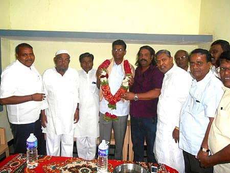 ಲಿಂಗಸುಗೂರು ಪಟ್ಟಣಕ್ಕೆ ಬುಧವಾರ ಭೇಟಿ ನೀಡಿದ ಸಚಿವ ಸತೀಶ ಜಾರಕಿಹೊಳಿ ಅವರನ್ನು ಮುಸ್ಲಿಂ ಸಮುದಾಯದ ಪರವಾಗಿ ಲಾಲಅಹ್ಮದಸಾಬ, ಖಾದರಪಾಷ, ಅಹ್ಮದ ಚಾವೂಸ್ ಸನ್ಮಾನಿಸಿ ಸ್ವಾಗತಿಸಿದರು