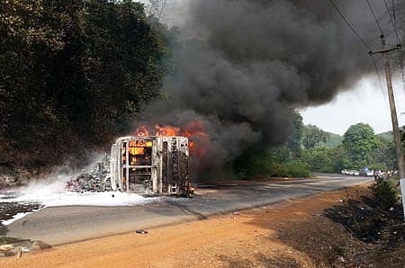ಅಂಕೋಲಾದ ಕಂಚಿನಬಾಗಿಲಿನ ರಾಷ್ಟ್ರೀಯ ಹೆದ್ದಾರಿ 63ರಲ್ಲಿ ಪೇಂಟ್ ತುಂಬಿದ ಲಾರಿ ಬಿದ್ದು ಬೆಂಕಿಗೆ ಆಹುತಿಯಾಗಿರುವುದು