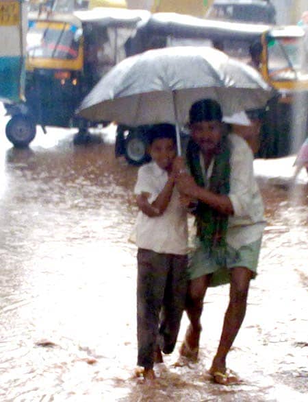 ಬ್ಯಾಡಗಿಯಲ್ಲಿ ಸೋಮವಾರ ಸುರಿದ ಮಳೆಯಲ್ಲಿ ವ್ಯಕ್ತಿಯೊಬ್ಬರು ಕೊಡೆಯಲ್ಲಿ ಬಾಲಕನೊಂದಿಗೆ ಸಾಗಿದರು