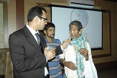 ತಂಬಾಕು ಉತ್ಪನ್ನಗಳ ನಿಯಂತ್ರಣ (ಕೋಟ್ಪಾ) ಕಾಯ್ದೆಯನ್ನು ಪರಿಣಾಮಕಾರಿಯಾಗಿ ಜಾರಿಗೆ ತರುವ ನಿಟ್ಟಿನಲ್ಲಿ ಧಾರವಾಡ, ಗದಗ ಹಾಗೂ ಹಾವೇರಿ (ಉತ್ತರ ವಲಯ) ಪೊಲೀಸ್ ಅಧಿಕಾರಿಗಳಿಗಾಗಿ ಶುಕ್ರವಾರ ಧಾರವಾಡ ಜಿಲ್ಲಾ ಪಂಚಾಯಿತಿ ಸಭಾಭವನದಲ್ಲಿ ಆಯೋಜಿಸಿದ್ದ ಕಾರ್ಯಾಗಾರದಲ್ಲಿ ಕ್ಯಾನ್ಸರ್ ತಜ್ಞ ಡಾ.ವಿಶಾಲರಾವ್ ಪ್ರಾತ್ಯಕ್ಷಿಕೆ ತೋರಿಸಿದರು