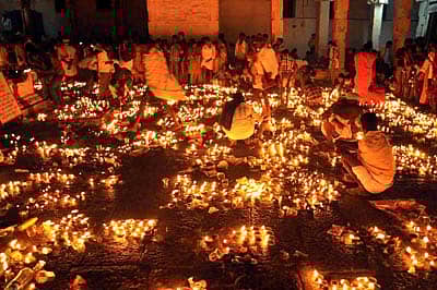 ಐತಿಹಾಸಿಕ ಹಂಪಿಯ ವಿರೂಪಾಕ್ಷೇಶ್ಚರ ದೇವಸ್ಥಾನದ ಆವರಣದಲ್ಲಿ ‘ಫಲಪೂಜಾ’ ನಿಮಿತ್ತ ಗುರುವಾರ ಲಕ್ಷ ದೀಪೋತ್ಸವ ಸಂಭ್ರಮದಿಂದ ನಡೆಯಿತು