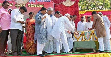 ಜಮಖಂಡಿಯಲ್ಲಿ ಹಮ್ಮಿಕೊಂಡಿದ್ದ ಬಿಜೆಪಿ ಕಾರ್ಯಕರ್ತರ ಸಮಾವೇಶವನ್ನು ಮಾಜಿ ಸಚಿವ ಮುರುಗೇಶ ನಿರಾಣಿ ಉದ್ಘಾಟಿಸಿದರು. ಗುರುಪಾದ ಮೆಂಡಿಗೇರಿ, ರಾಜುಗೌಡ ಪಾಟೀಲ, ವಿಜಯಲಕ್ಷ್ಮಿ ಉಕಮನಅಳ, ನಾರಾಯಣಸಾ ಭಾಂಡಗೆ, ಜಿ.ಎಸ್. ನ್ಯಾಮಗೌಡ, ಪಿ.ಸಿ. ಗದ್ದಿಗೌಡರ, ಶ್ರೀಕಾಂತ ಕುಲಕರ್ಣಿ, ಬಿ.ಎಸ್. ಸಿಂಧೂರ, ಉಮೇಶ ಮಹಾಬಳಶೆಟ್ಟಿ, ಸಿದ್ದು ಸವದಿ ಚಿತ್ರದಲ್ಲಿದ್ದಾರೆ.