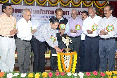 ಶಿವಮೊಗ್ಗದ ನವಿಲೆಯ ಕೃಷಿ ಮತ್ತು ತೋಟಗಾರಿಕಾ ವಿಜ್ಞಾನಿಗಳ ವಿಶ್ವವಿದ್ಯಾಲಯದಲ್ಲಿ ಸಾಂಬಾರು ಬೆಳೆ ಕುರಿತು ಹಮ್ಮಿಕೊಂಡಿರುವ ಮೂರು ದಿನಗಳ ರಾಷ್ಟ್ರೀಯ ಸಮ್ಮೇಳನವನ್ನು ಗುರುವಾರ ಕೊಚ್ಚಿನ್ ಅಡಿಕೆ ಮತ್ತು ಸಾಂಬಾರು ಬೆಳೆ ಅಭಿವೃದ್ಧಿ ನಿರ್ದೇಶನಾಲಯದ ನಿರ್ದೇಶಕ ಡಾ.ಹೋಮಿ ಚೆರಿಯನ್ ಉದ್ಘಾಟಿಸಿದರು. ಡಾ.ಎಂ.ವಿಶ್ವನಾಥ, ಡಾ.ಎ.ಎಸ್. ಕುಮಾರಸ್ವಾಮಿ, ಡಾ.ಪಿ.ಎಂ.ಸಾಲಿಮಠ, ಡಾ.ಎನ್.ಕುಮಾರ್, ಡಾ.ಎಂ.ಮಂಜುನಾಥ, ಡಾ.ಬಿ.ಸತ್ಯನಾರಾಯಣರೆಡ್ಡಿ, ಡಾ.ವೈ.ವಿಶ್ವನಾಥಶೆಟ್ಟಿ ಚಿತ್ರದಲ್ಲಿದ್ದಾರೆ.