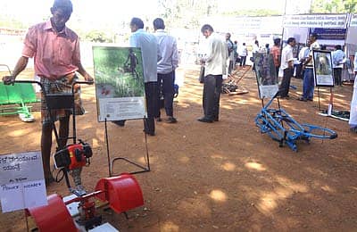 ಶಿರಸಿ ಅರಣ್ಯ ಕಾಲೇಜಿನ ಆವರಣದಲ್ಲಿ ಸಂಗ್ರಹಿಸಿಟ್ಟಿದ್ದ ಕೃಷಿ ಯಂತ್ರೋಪಕರಣಗಳನ್ನು ರೈತರು ಕುತೂಹಲದಿಂದ ವೀಕ್ಷಿಸಿದರು