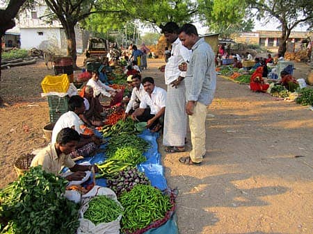 ಯಾದಗಿರಿ ಸಮೀಪದ ತಡಿಬಿಡಿ ಗ್ರಾಮದ ಸಂತೆಯಲ್ಲಿ ರಸ್ತೆಯ ಮೇಲೆ ಕುಳಿತು ತರಕಾರಿ ಮಾರುತ್ತಿರುವ ವ್ಯಾಪಾರಸ್ಥರು