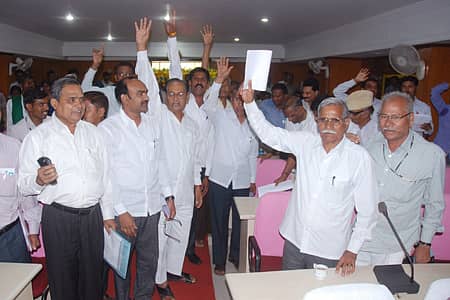 ನಿಗದಿತ ವೇಳೆಗೆ ಸಭೆಗೆ ಬಾರದ 371 ನೇ(ಜೆ) ತಿದ್ದುಪಡಿ ಅನುಷ್ಠಾನ ಕುರಿತ ಸಚಿವ ಸಂಪುಟ ಉಪ ಸಮಿತಿ ಅಧ್ಯಕ್ಷ ಎಚ್.ಕೆ.ಪಾಟೀಲ್ ಹಾಗೂ ಸದಸ್ಯರ ವಿರುದ್ಧ ಸೋಮವಾರ ಗುಲ್ಬರ್ಗ ಜಿಲ್ಲಾಧಿಕಾರಿ ಕಚೇರಿ ಸಭಾಂಗಣದಲ್ಲಿ ಬೀದರ್ ಜಿಲ್ಲೆಯ ಪ್ರತಿನಿಧಿಗಳು ಘೋಷಣೆ ಕೂಗಿದರು