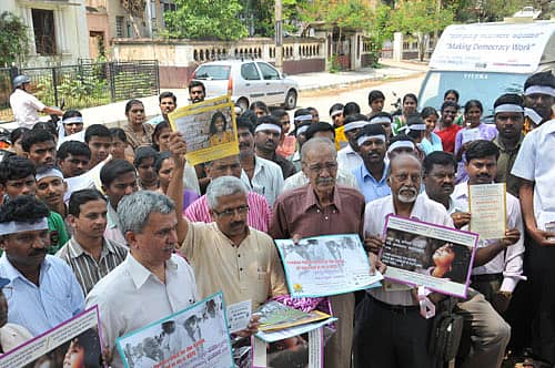 ವಿವೇಕಾನಂದ ಇನ್ಸ್ಟಿಟ್ಯೂಟ್ ಫಾರ್ ಲೀಡರ್ಶಿಪ್ ಡೆವಲೆಪ್ಮೆಂಟ್ (ವಿ-ಲೀಡ್) ವತಿಯಿಂದ ಪ್ರಜಾಪ್ರಭುತ್ವ ಸಬಲೀಕರಣ ಅಂಗವಾಗಿ ಮೈಸೂರಿನ ಬಸವೇಶ್ವರ ವೃತ್ತದಲ್ಲಿ ಸೋಮವಾರ ಆಯೋಜಿಸಿದ್ದ ಜನಜಾಗೃತಿ ರಥ, ಬೀದಿ ನಾಟಕ ಹಾಗೂ ಭಿತ್ತಿಪತ್ರಗಳ ಹಂಚಿಕೆ ಅಭಿಯಾನಕ್ಕೆ ಪತ್ರಕರ್ತ ಕೃಷ್ಣವಟ್ಟಂ ಚಾಲನೆ ನೀಡಿದರು. ವಿ-ಲೀಡ್ ಸಂಸ್ಥಾಪಕ ಅಧ್ಯಕ್ಷ ಡಾ.ಆರ್.ಬಾಲಸುಬ್ರಹ್ಮಣ್ಯಂ, ವಸಂತಕುಮಾರ್ ಮೈಸೂರುಮಠ ಇದ್ದಾರೆ.