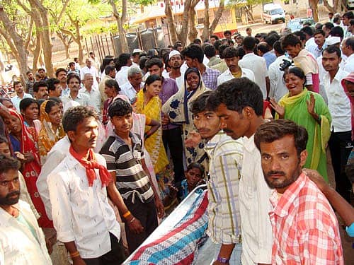 ಸವದತ್ತಿ ಸರ್ವಾಜನಿಕ ಆಸ್ಪತ್ರೆಯ ಎದುರು ಬಾಲಕನ ಶವ ಇಟ್ಟು ಪ್ರತಿಭಟನೆ ನಡೆಸಿದರು.