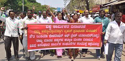 ವಿಜಾಪುರದಲ್ಲಿ ಕಾರ್ಮಿಕ ದಿನಾಚರಣೆ ಅಂಗವಾಗಿ ಸೌಥ್ ಇಂಡಿಯಾ ಫೆಡರೇಶನ್ ಆಫ್ ಟ್ರೇಡ್ ಯೂನಿಯನ್ನಿಂದ ಹಮ್ಮಿಕೊಂಡಿದ್ದ ರ್್ಯಾಲಿಯಲ್ಲಿ ಪ್ರಭುಗೌಡ ಪಾಟೀಲ, ಹಾಸಿಂಪೀರ ವಾಲಿಕಾರ ಇತರರು ಪಾಲ್ಗೊಂಡಿದ್ದರು.