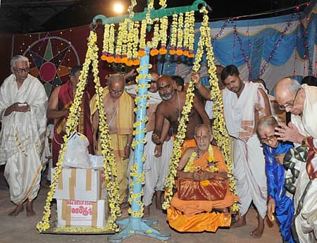 ಧಾರವಾಡ ಮಾಳಮಡ್ಡಿಯ ವನವಾಸಿ ರಾಮಮಂದಿರದಲ್ಲಿ ಭಾನುವಾರ ನಡೆದ ಪ್ರವಚನ ಸಮಾರೋಪದಲ್ಲಿ ಉಡುಪಿ ಪೇಜಾವರ ಮಠದ ವಿಶ್ವೇಶತೀರ್ಥ ಸ್ವಾಮೀಜಿ ಅವರ ತುಲಾಭಾರ ನೆರವೇರಿತು