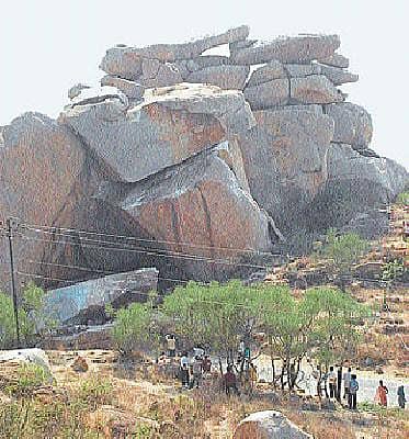 ಕುಸಿದ ಅಕ್ಕ-ತಂಗಿಯರ ಗುಡ್ಡ