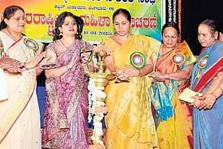 ಮಹಿಳೆ ಮುಂದಿನ ಪೀಳಿಗೆಗೆ ಮಾದರಿಯಾಗಲಿ