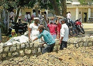 ಸರ್ಕಾರಿ ಕಾಮಗಾರಿಯಲ್ಲಿ ಬಾಲ ಕಾರ್ಮಿಕರು!