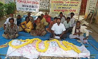 ಉದ್ಯೋಗ ಖಾತ್ರಿ ಕೂಲಿಗಾಗಿ ಧರಣಿ