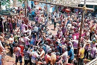 ಹೋಳಿ: ಬಣ್ಣದಲ್ಲಿ ಮಿಂದೆದ್ದ ಮಂದಿ