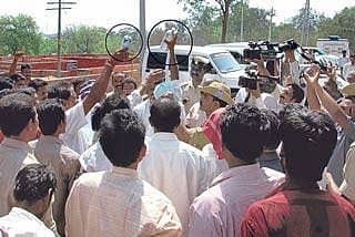 ನೀರಿಗಾಗಿ ರೈತರ ಪ್ರತಿಭಟನೆ.ಕ್ರಿಮಿನಾಶಕ ಸೇವಿಸಿ ಆತ್ಮಹತ್ಯೆಗೆ ಯತ್ನ