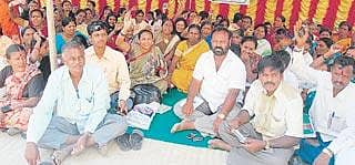 ಖಾಸಗಿ ಪಿಂಚಣಿಗೆ ವಿರೋಧ: 3ನೇ ದಿನಕ್ಕೆ ಧರಣಿ