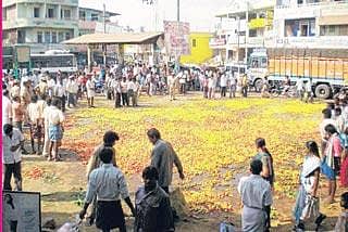 ಟೊಮೆಟೊ ರಸ್ತೆಗೆ ಸುರಿದು ಪ್ರತಿಭಟನೆ
