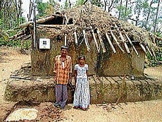 ಶಿಥಿಲಾವಸ್ಥೆ ಜೋಪಡಿಗೆ ವಿದ್ಯುತ್ ಸಂಪರ್ಕ!