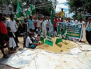 ರಸ್ತೆಗೆ ಬತ್ತ ಸುರಿದು ರೈತರ ಪ್ರತಿಭಟನೆ