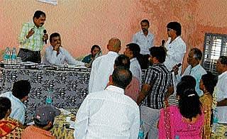 ಅಚ್ಚರಿ ಮೂಡಿಸಿದ ಅಧಿಕಾರಿಗಳ ಹಾಜರಿ...